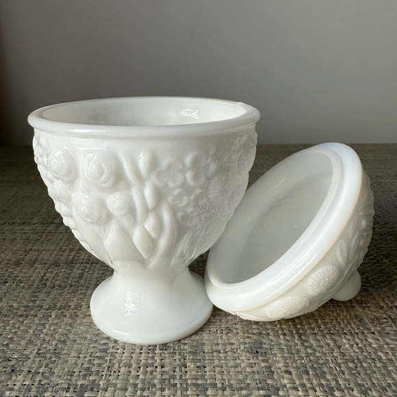 Vintage Avon Milk Glass Egg Shape Candy Jar with Lid - Picture 3 of 6
